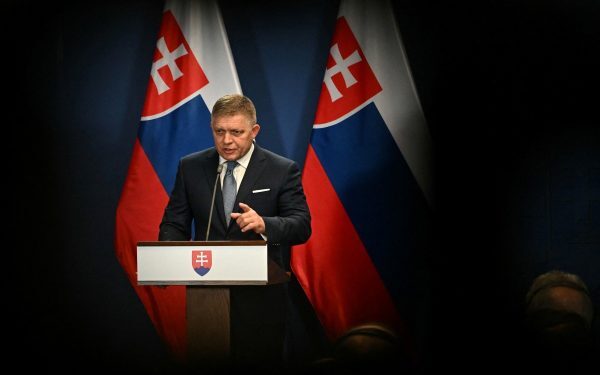 Premierul slovac Robert Fico face un pas înapoi: anunț oficial despre abrogarea legii privind avertorii de integritate Premierul slovac, Robert Fico, a anunțat miercuri decizia guvernului său de a abroga legea adoptată în decembrie anul trecut, care prevedea desființarea biroului avertorilor de integritate, o instituție esențială în lupta împotriva corupției și a influenței nepotrivite în sectorul public