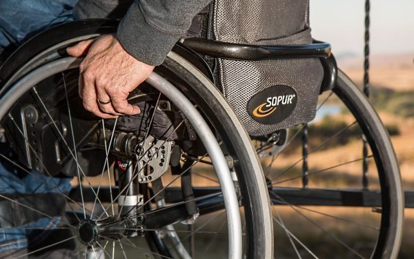 De mai bine de patru luni, mii de persoane cu dizabilități din București nu și-au mai primit ajutorul lunar de 500 de lei, un sprijin esențial în contextul economic și social actual