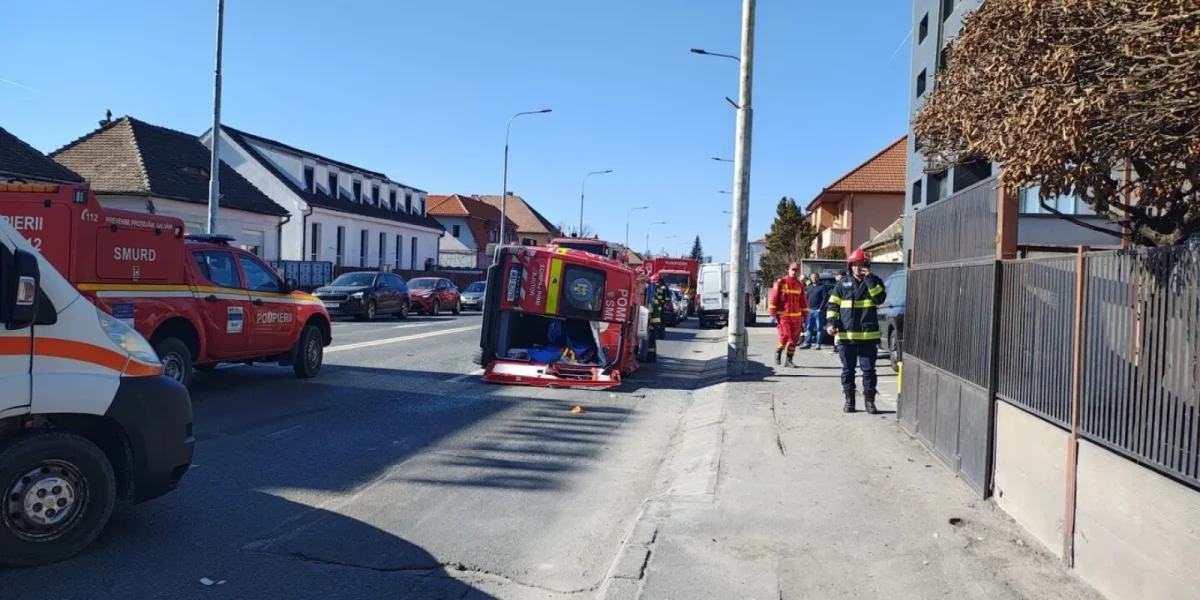 O ambulanță SMURD în care se aflau șase persoane a fost implicată sâmbătă într-un accident grav pe bulevardul General Vasile Milea din Sibiu, la intersecția cu strada Luptei