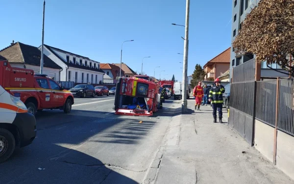 O ambulanță SMURD în care se aflau șase persoane a fost implicată sâmbătă într-un accident grav pe bulevardul General Vasile Milea din Sibiu, la intersecția cu strada Luptei
