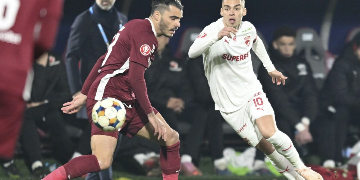 Dinamo București traversează cea mai dificilă perioadă a sezonului sezonului de fotbal, după ce a înregistrat al treilea eșec consecutiv în meciurile oficiale, un 0-2 pe terenul CFR Cluj, în cadrul unei partide extrem de importante