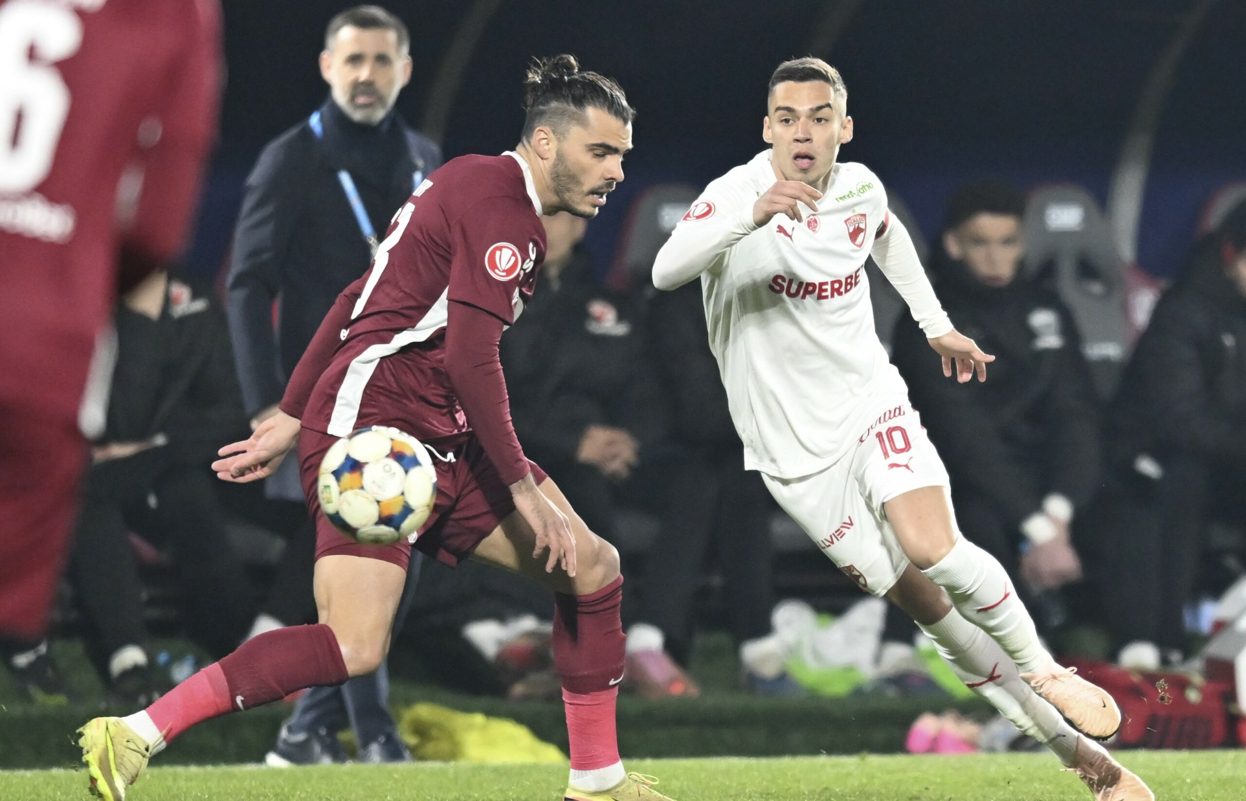 Dinamo București traversează cea mai dificilă perioadă a sezonului sezonului de fotbal, după ce a înregistrat al treilea eșec consecutiv în meciurile oficiale, un 0-2 pe terenul CFR Cluj, în cadrul unei partide extrem de importante