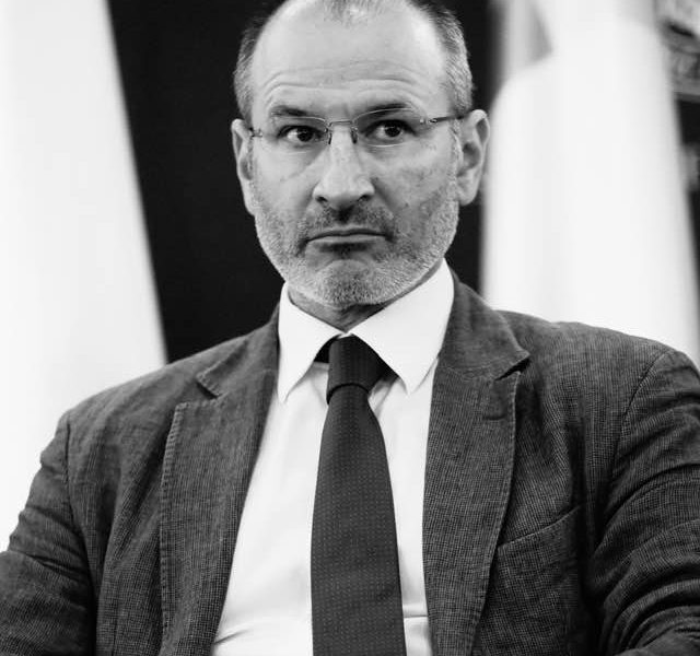 România organizează primul zbor charter pentru repatrierea românilor din Qatar, în ciuda dificultăților create de conflictul din Orientul Mijlociu Într-un efort susținut de a asigura securitatea și evacuarea cetățenilor români afectați de escaladarea conflictului din Orientul Mijlociu, Ministerul de Externe a anunțat organizarea unui zbor charter Riad – București pentru un grup de români aflați în Qatar