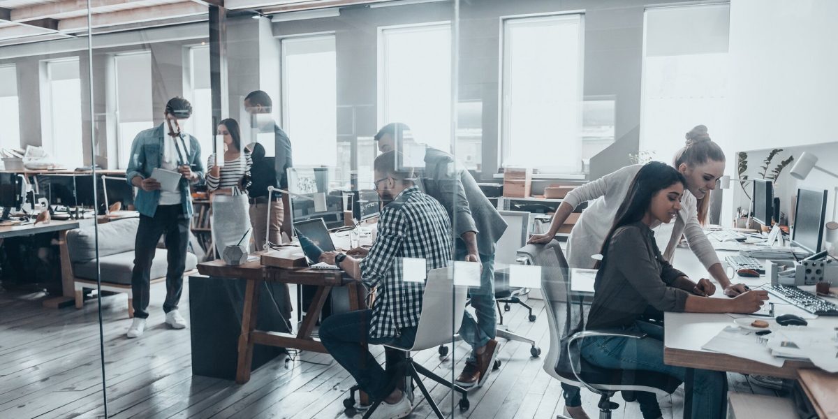 Deși până în prezent se înregistrează un număr modest de dovezi directe care să sugereze că adoptarea inteligenței artificiale a dus la pierderi semnificative de locuri de muncă, această tehnologie a stârnit deja un val amplu de discuții și dezbateri intense în rândul specialiștilor, economiștilor și sindicatelor