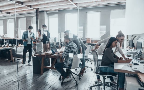 Deși până în prezent se înregistrează un număr modest de dovezi directe care să sugereze că adoptarea inteligenței artificiale a dus la pierderi semnificative de locuri de muncă, această tehnologie a stârnit deja un val amplu de discuții și dezbateri intense în rândul specialiștilor, economiștilor și sindicatelor