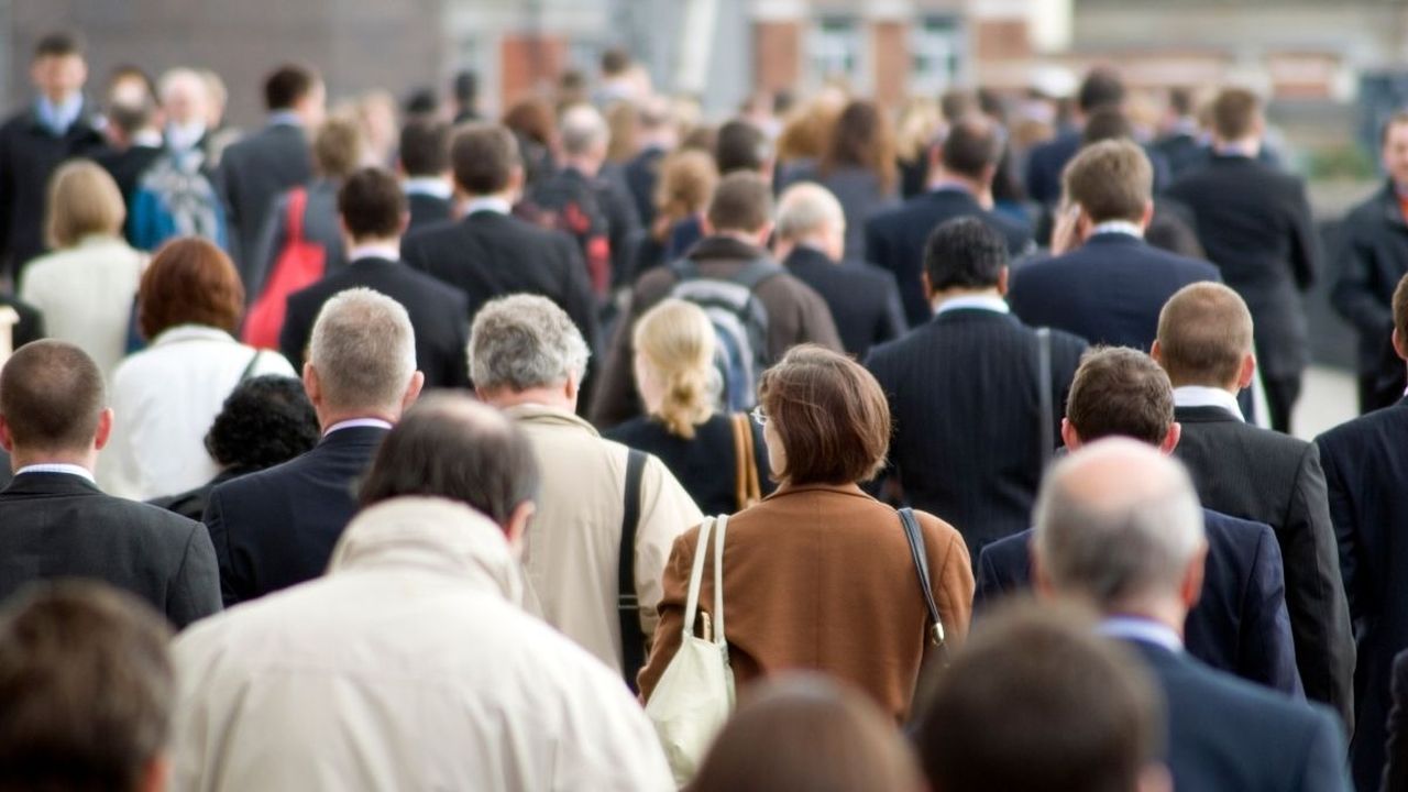 Creșterea salariului minim în România: un pas important pentru protejarea angajaților și stimularea economiei Începutul anului 2026 aduce vești bune pentru aproximativ 1,76 milioane de angajați din țară, odată cu anunțul oficial privind majorarea salariului minim brut garantat în plată, care va fi aplicată începând cu luna iulie