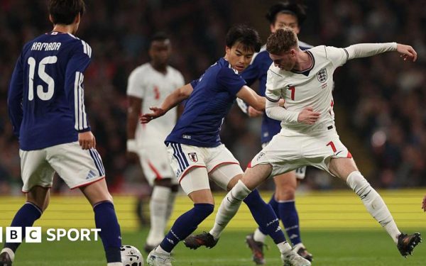 Anglia suferă o înfrângere dureroasă în ultima partidă de pregătire înainte de Mondial, pierdută în fața Japoniei pe Wembley Ultima partidă amicală a Angliei înaintea debutului la Campionatul Mondial s-a încheiat cu o umilință pentru trupa lui Thomas Tuchel, după o înfrângere surprinzătoare în fața Japoniei, scor 0-1