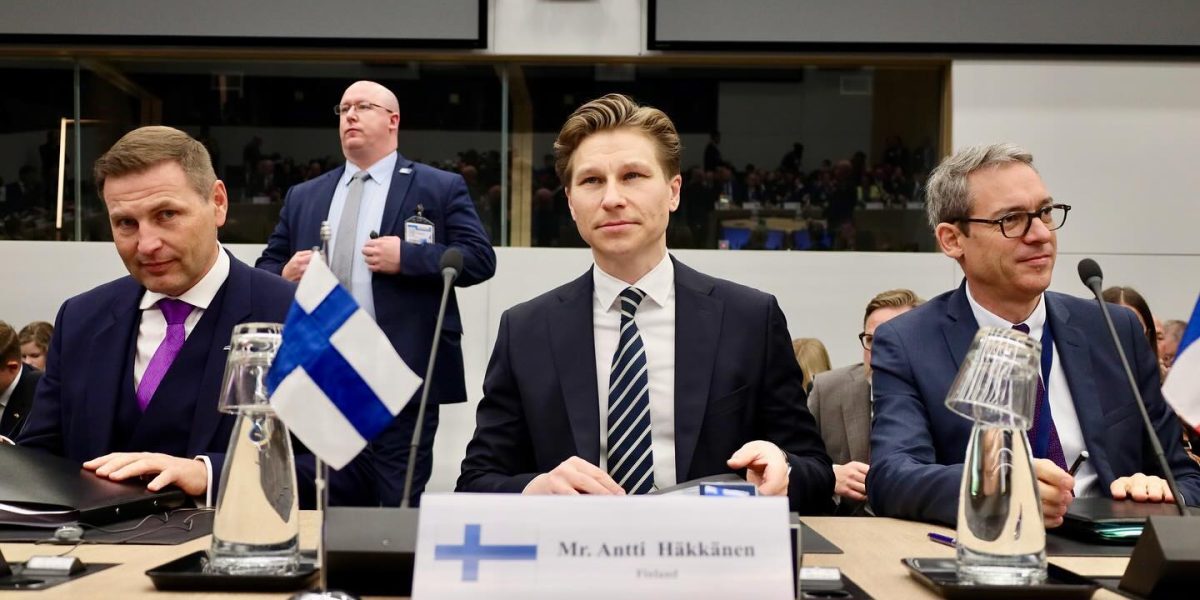 Finlanda se pregătește pentru o schimbare semnificativă în politica sa de securitate națională, urmând să relaxeze restricțiile privind armele nucleare, o decizie care reflectă noile realități geopolitice și evoluțiile din zona baltică