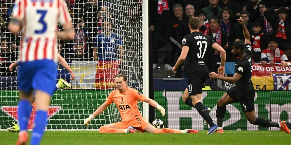 Un scenariu de coșmar în UEFA Champions League s-a derulat miercuri seară pe Vicente Calderon, în prima manșă a optimilor de finală dintre Atletico Madrid și Tottenham, o întâlnire care va rămâne în memorie nu pentru spectacolul de pe teren, ci pentru evenimentul incredibil petrecut în primele minute