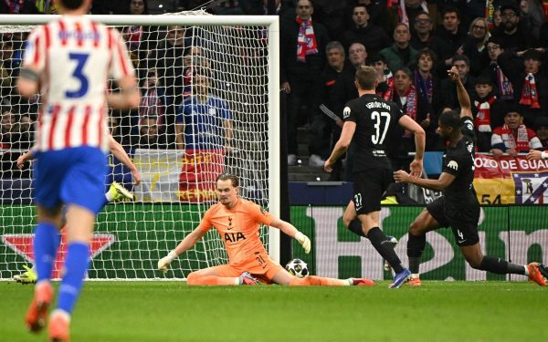 Un scenariu de coșmar în UEFA Champions League s-a derulat miercuri seară pe Vicente Calderon, în prima manșă a optimilor de finală dintre Atletico Madrid și Tottenham, o întâlnire care va rămâne în memorie nu pentru spectacolul de pe teren, ci pentru evenimentul incredibil petrecut în primele minute