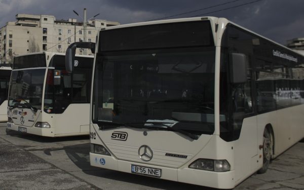 Prima săptămână de aplicare a programului de lucru redus la Societatea de Transport București (STB) aduce schimbări semnificative pentru mii de angajați, dar și pentru bugetul companiei, aflat în fața unor dificultăți financiare majore