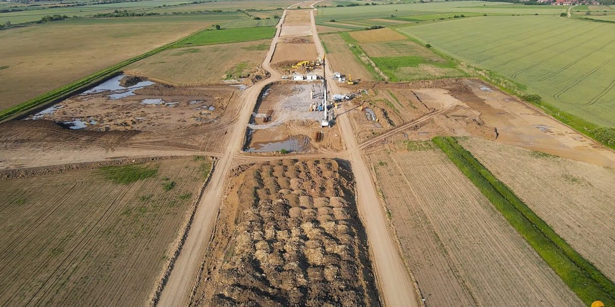 Descoperire arheologică de excepție pe șantierul autostrăzii A8 în județul Neamț Pe măsură ce lucrările pentru construcția autostrăzii A8, care va lega zona Târgu-Neamț de Miercurea-Nirajului, avansează, istoria antică a regiunii începe să se dezvăluie în fața ochilor celor interesați