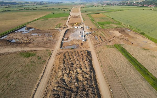 Descoperire arheologică de excepție pe șantierul autostrăzii A8 în județul Neamț Pe măsură ce lucrările pentru construcția autostrăzii A8, care va lega zona Târgu-Neamț de Miercurea-Nirajului, avansează, istoria antică a regiunii începe să se dezvăluie în fața ochilor celor interesați