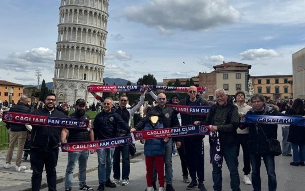 Aventura în Pisa a suporterilor sardi: mii de fani din Italia, în nebunie