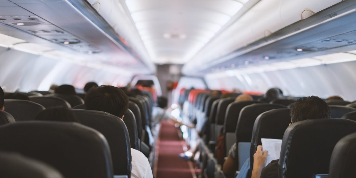 Elevi din Vrancea, Neamț și Suceava întorși din Italia; 127 români, 39 europeni în avion | AUDIO
