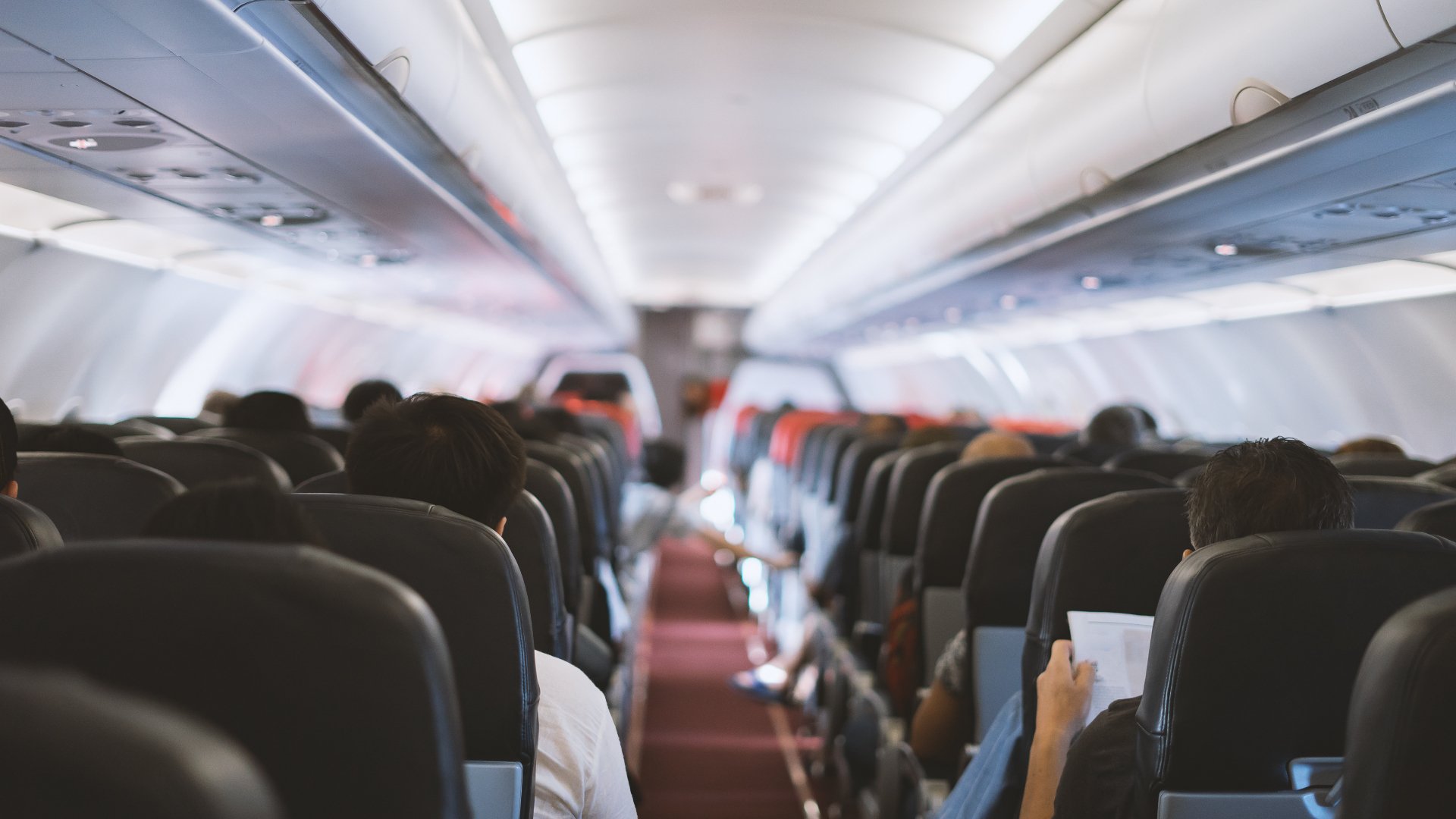 Elevi din Vrancea, Neamț și Suceava întorși din Italia; 127 români, 39 europeni în avion | AUDIO