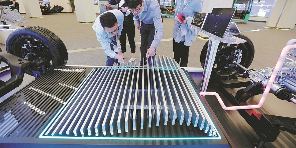 BYD lansează baterii Blade de cea mai nouă generație, promițând autonomie impresionantă și siguranță crescută pe piața auto electrică din China Producătorul chinez BYD, unul dintre cei mai importanți jucători de pe piața auto electrică, a anunțat recent, într-un eveniment transmis în direct, o serie de inovații tehnologice menite să întărească poziția companiei în lupta pentru dominarea sectorului