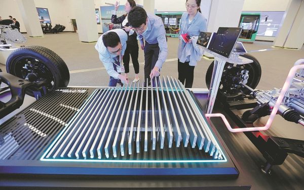 BYD lansează baterii Blade de cea mai nouă generație, promițând autonomie impresionantă și siguranță crescută pe piața auto electrică din China Producătorul chinez BYD, unul dintre cei mai importanți jucători de pe piața auto electrică, a anunțat recent, într-un eveniment transmis în direct, o serie de inovații tehnologice menite să întărească poziția companiei în lupta pentru dominarea sectorului