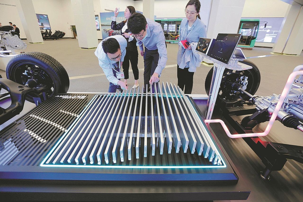 BYD lansează baterii Blade de cea mai nouă generație, promițând autonomie impresionantă și siguranță crescută pe piața auto electrică din China Producătorul chinez BYD, unul dintre cei mai importanți jucători de pe piața auto electrică, a anunțat recent, într-un eveniment transmis în direct, o serie de inovații tehnologice menite să întărească poziția companiei în lupta pentru dominarea sectorului