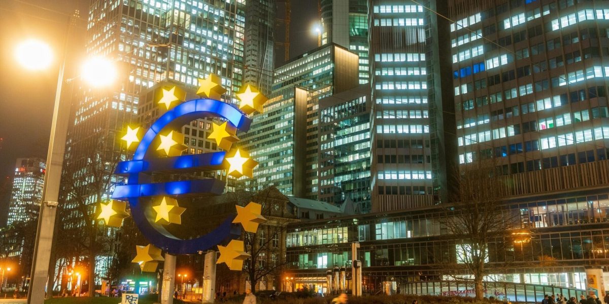 Politica monetară a zonei euro rămâne stabilă, în ciuda tensiunilor extinse în Orientul Mijlociu Anunț oficial confirmă stabilitatea în zona euro în fața unor tensiuni regionale Deși conflictul din Orientul Mijlociu continuă să escaladeze, oficialii Băncii Centrale Europene (BCE) aduc liniște piețelor financiare, asigurând că politica monetară a zonei euro nu va suferi modificări imediate