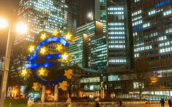 Politica monetară a zonei euro rămâne stabilă, în ciuda tensiunilor extinse în Orientul Mijlociu Anunț oficial confirmă stabilitatea în zona euro în fața unor tensiuni regionale Deși conflictul din Orientul Mijlociu continuă să escaladeze, oficialii Băncii Centrale Europene (BCE) aduc liniște piețelor financiare, asigurând că politica monetară a zonei euro nu va suferi modificări imediate