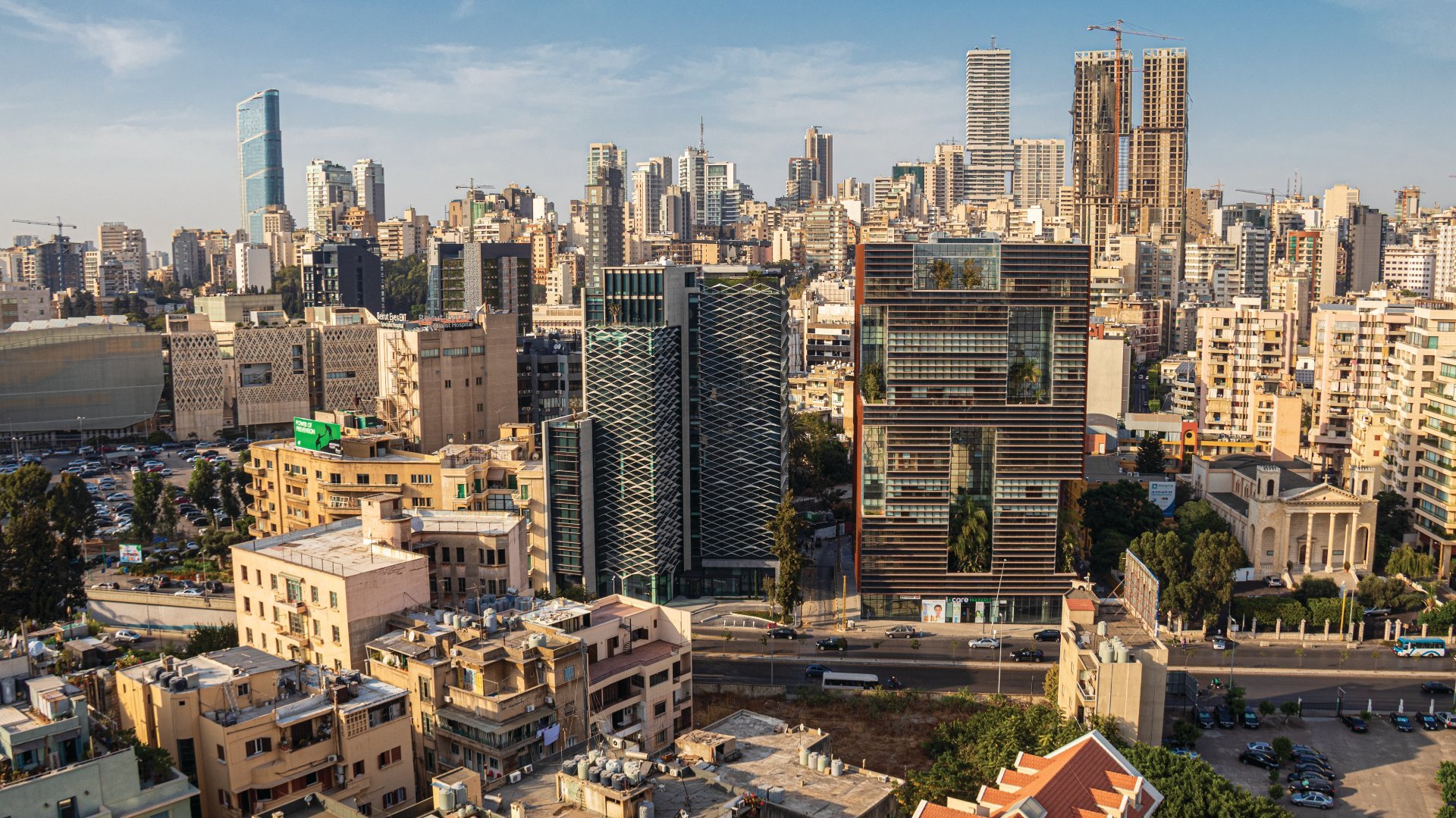 Criza din Liban escaladează: mii de oameni fug din Beirut în fața amenințărilor și a violenței crescânde Situația din Beirut, capitala Libanului, a devenit extrem de tensionată în ultimele zile, odată cu intensificarea conflictului dintre Israel și gruparea șircată de Hezbollah, sprijinită de Iran