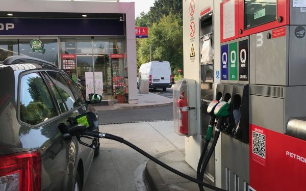 Criză temporară la pomperele din Republica Moldova: Motorina se epuizează, dar stocurile sunt încă suficiente Situația la benzinării din Republica Moldova devine din ce în ce mai complexă, pe fondul creșterii cererii pentru carburanți și a unor dificultăți în aprovizionare