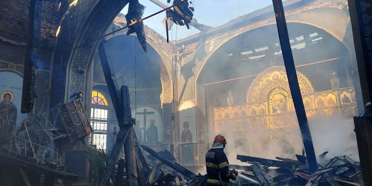 Incendiu devastator la o biserică istorică din Prahova: turi și fumul dens au pus Stăpânire pe situl religios Un incendiu puternic a cuprins duminică dimineață biserica monahala din localitatea Puchenii Moșneni, o construcție cu valoare arhitecturală și istorică deosebită, fiind grav afectată de flăcări și de fumul dens ce s-a răspândit în tot satul