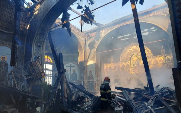 Incendiu devastator la o biserică istorică din Prahova: turi și fumul dens au pus Stăpânire pe situl religios Un incendiu puternic a cuprins duminică dimineață biserica monahala din localitatea Puchenii Moșneni, o construcție cu valoare arhitecturală și istorică deosebită, fiind grav afectată de flăcări și de fumul dens ce s-a răspândit în tot satul
