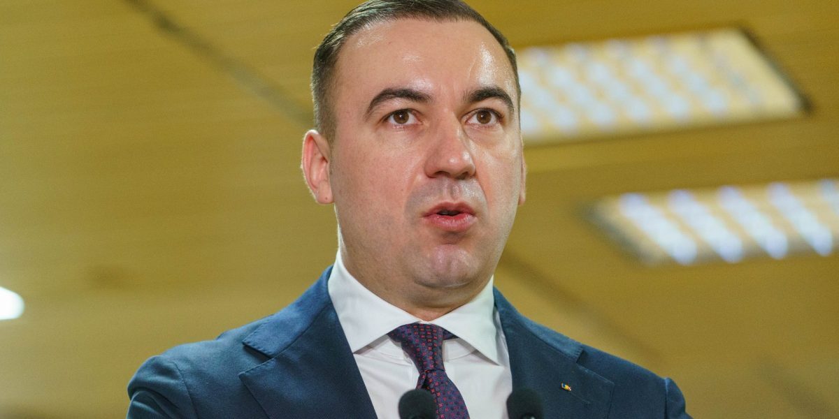 Ministerul Energiei propune măsuri dure pentru controlul prețurilor la carburanți, într-un context de criză energetică și tensiuni în aprovizionarea cu petrol Situația pe piața petrolieră din România devine tot mai tensionată, iar autoritățile se pregătesc să adopte măsuri drastice pentru a preveni o criză profundă
