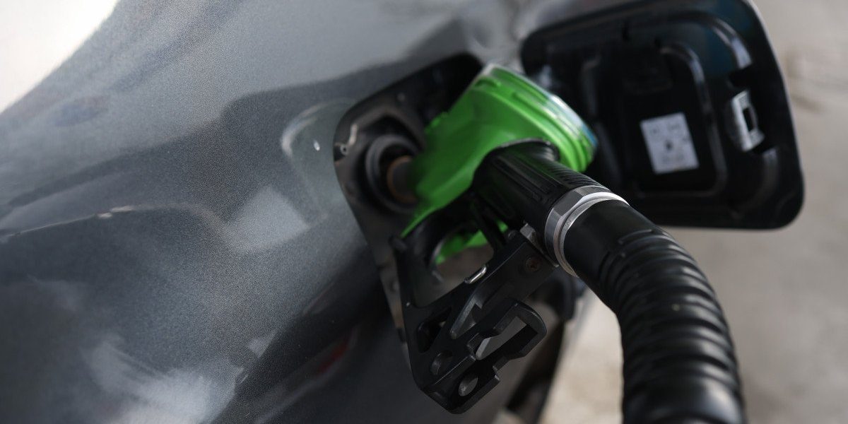 Tensiuni în PCG privind reducerea accizei și TVA la carburanți: discuții aprinse între miniștri și premier Discuțiile din interiorul Guvernului României privind reducerea accizei și TVA-ului la carburanți s-au încheiat cu tensiuni evidente între oficiali, semnalând dificultăți în luarea unei decizii unitare