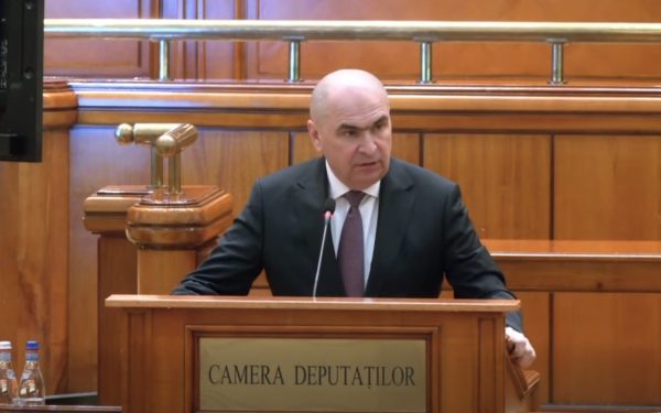 Premierul Ilie Bolojan face apel la coaliție pentru adoptarea bugetului, ironizând discursurile opoziției social-democrate Joi seara, în cadrul unui plen reunit al Parlamentului, premierul Ilie Bolojan a avut un discurs ferm și direct, în cadrul dezbaterii asupra proiectului de buget pentru anul în curs