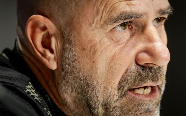 PSV se apropie de al treilea titlu consecutiv, dar nu fără tensiuni în lot Echipa PSV Eindhoven are toate șansele să-și adjudece titlul de campioană a Dutch Eredivisie pentru al treilea an consecutiv, însă actualul context al grupului de jucători indică o anumită tensiune internă