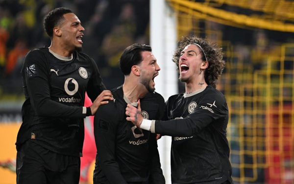 Borussia Dortmund a evitat o înfrângere zdrobitoare în ultimul meci din Bundesliga, reușind să întoarcă rezultatul în ultimele minute ale meciului împotriva lui Hamburg SV, scor final 3-2