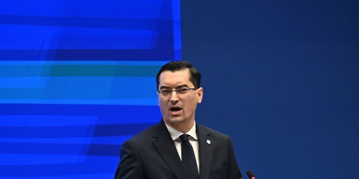 Alegerile pentru conducerea Federației Române de Fotbal au fost precedate de tensiuni și controverse majore, iar cele cinci voturi împotrivă înregistrate pentru contracandidatul Ilie Drăgan reprezintă, pentru mulți, mai mult decât simple semne de nemulțumire
