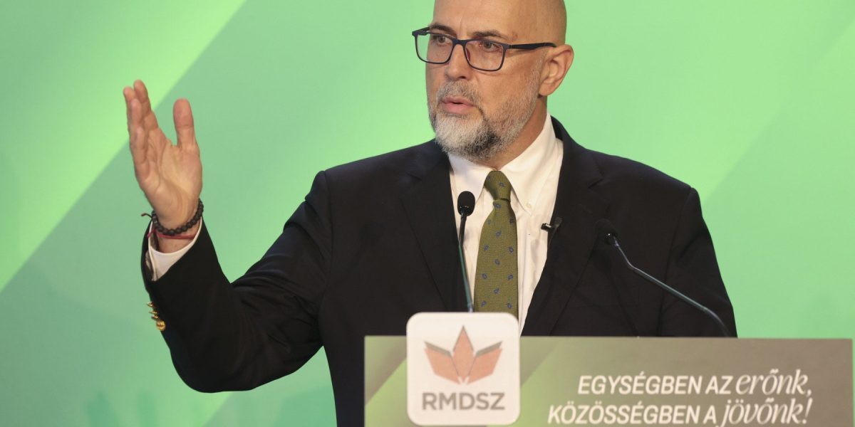 Kelemen Hunor: Amenințarea lui Zelenski depășește limitele acceptabile în contextul tensiunilor euro-ucraine Liderul UDMR, Kelemen Hunor, a atras atenția asupra declarațiilor recente ale președintelui ucrainean Volodimir Zelenski, acuzându-l că a depășit o linie roșie în discursul său public