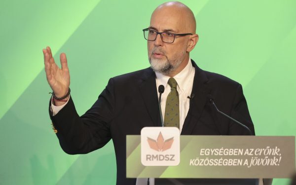 Kelemen Hunor: Amenințarea lui Zelenski depășește limitele acceptabile în contextul tensiunilor euro-ucraine Liderul UDMR, Kelemen Hunor, a atras atenția asupra declarațiilor recente ale președintelui ucrainean Volodimir Zelenski, acuzându-l că a depășit o linie roșie în discursul său public