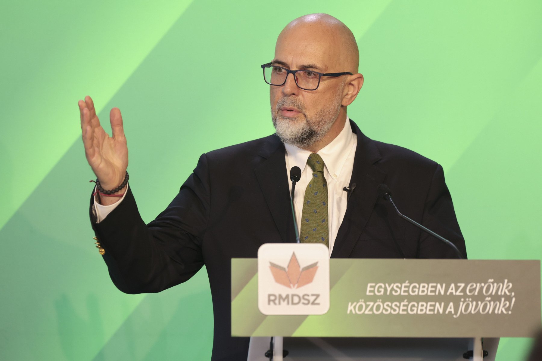 Kelemen Hunor: Amenințarea lui Zelenski depășește limitele acceptabile în contextul tensiunilor euro-ucraine Liderul UDMR, Kelemen Hunor, a atras atenția asupra declarațiilor recente ale președintelui ucrainean Volodimir Zelenski, acuzându-l că a depășit o linie roșie în discursul său public