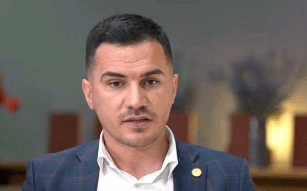 Secretarul general al Autorităţii Electorale Permanente neagă absența sa în Dubai și afirmă că a fost în concediu de odihnă în Abu Dhabi Un scandal de proporții a izbucnit în ultima săptămână în rândul instituțiilor statului, după ce a fost făcut public un caz care vizează modul în care anumite angajate ale Autorității Electorale Permanente (AEP) și-au folosit concediile medicale pentru a-și prelungi absențele