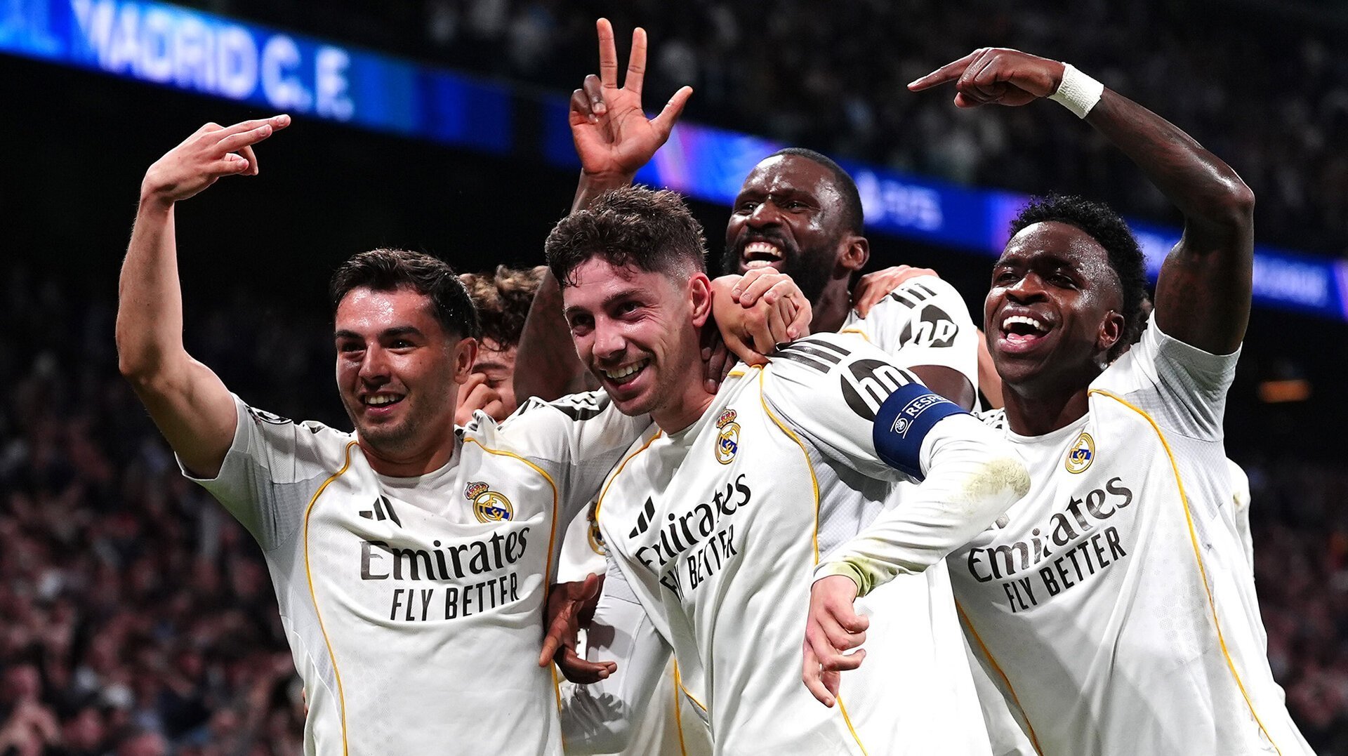 Gafă monumentală pe televizor! Telespectatorii români, cei care au urmărit live meciurile din optimile Champions League, au avut parte de o surpriză neașteptată: la finalul confruntării dintre Real Madrid și Manchester City, pe ecran a apărut o informație complet eronată, care a stârnit rumoare și confuzie în rândul fanilor fotbalului european