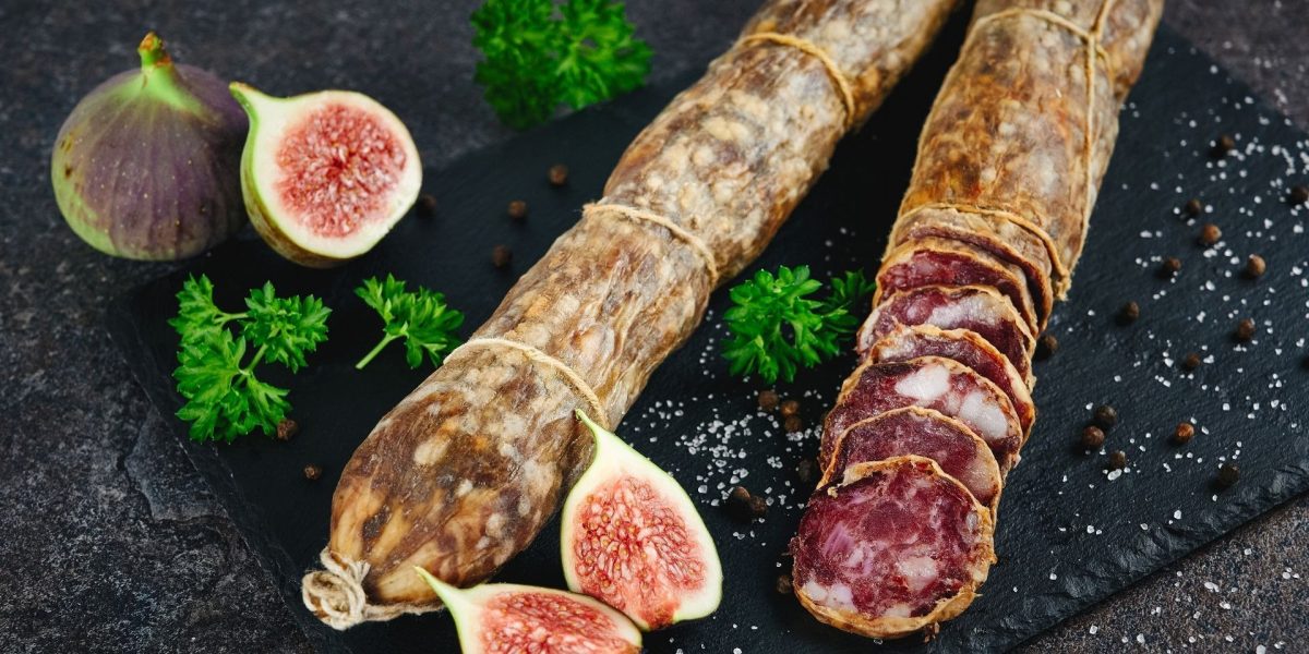 Ce reprezintă stratul alb de pe salam și trebuie îndepărtat înainte de consum?