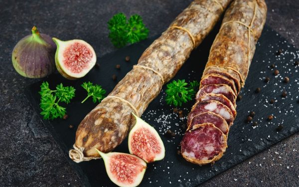 Ce reprezintă stratul alb de pe salam și trebuie îndepărtat înainte de consum?