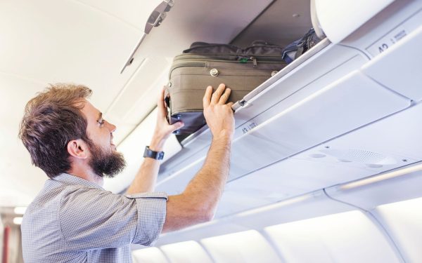 Atenție călători! Lista actualizată a obiectelor interzise la controlul de securitate din avioane devine tot mai strictă, iar regulile trebuie respectate pentru a evita embarrasul sau întârzierea la poarta de îmbarcare
