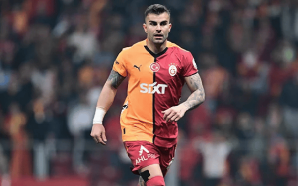 Galatasaray pregătește o nouă strategie în defensivă: tânăr solak în vizor pentru înlocuirea lui Abdülkerim? Galatasaray continuă să își consolideze planurile pentru perioada de transferuri, iar atenția principală se îndreaptă spre linia sa de apărare