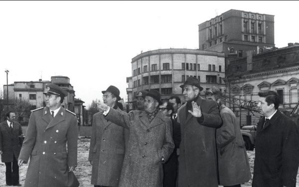 Ceaușescu, surprins la birou, află de cutremurul devastator din 1977