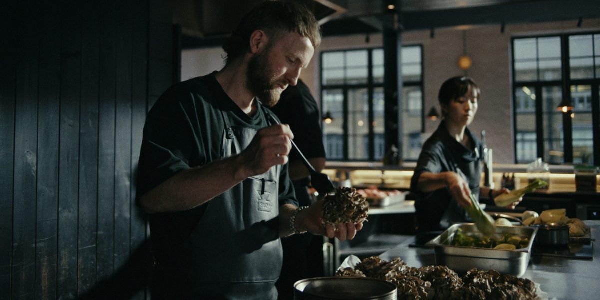 Chef Douglas McMaster: Risipa alimentară – o problemă urgentă care ne afectează pe toți Într-o lume în care milioane de oameni suferă de foame, iar resursele naturale sunt din ce în ce mai epuizate, risipa alimentară reprezintă o problemă de proporții majore