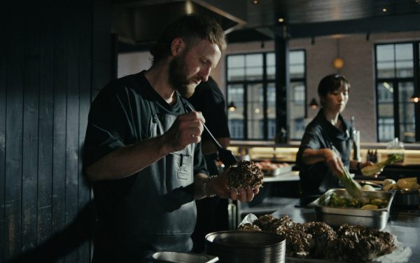 Chef Douglas McMaster: Risipa alimentară – o problemă urgentă care ne afectează pe toți Într-o lume în care milioane de oameni suferă de foame, iar resursele naturale sunt din ce în ce mai epuizate, risipa alimentară reprezintă o problemă de proporții majore