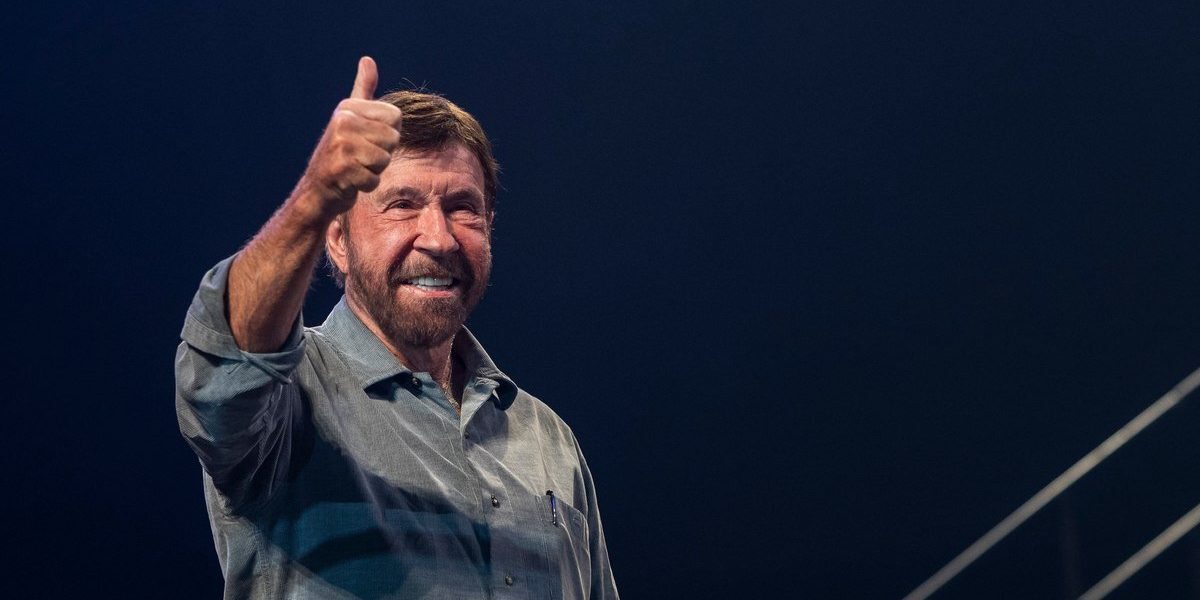 Astăzi, 10 martie 2026, lumea sportivei și culturii pop a celebrat ziua de naștere a lui Chuck Norris, actorul și luptătorul american care a împlinit vârsta impresionantă de 86 de ani