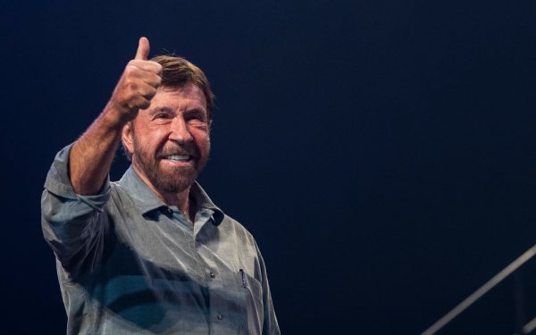 Astăzi, 10 martie 2026, lumea sportivei și culturii pop a celebrat ziua de naștere a lui Chuck Norris, actorul și luptătorul american care a împlinit vârsta impresionantă de 86 de ani