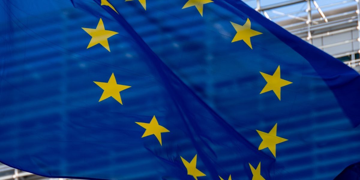 România primește 150 de milioane de euro pentru stocarea energiei electrice, sprijinită de Uniunea Europeană Comisia Europeană a aprobat recent o schemă de sprijin menită să accelereze dezvoltarea infrastructurii de stocare a energiei electricice în România, în contextul tranziției energetice și al obiectivelor UE privind reducerea emisiilor de carbon
